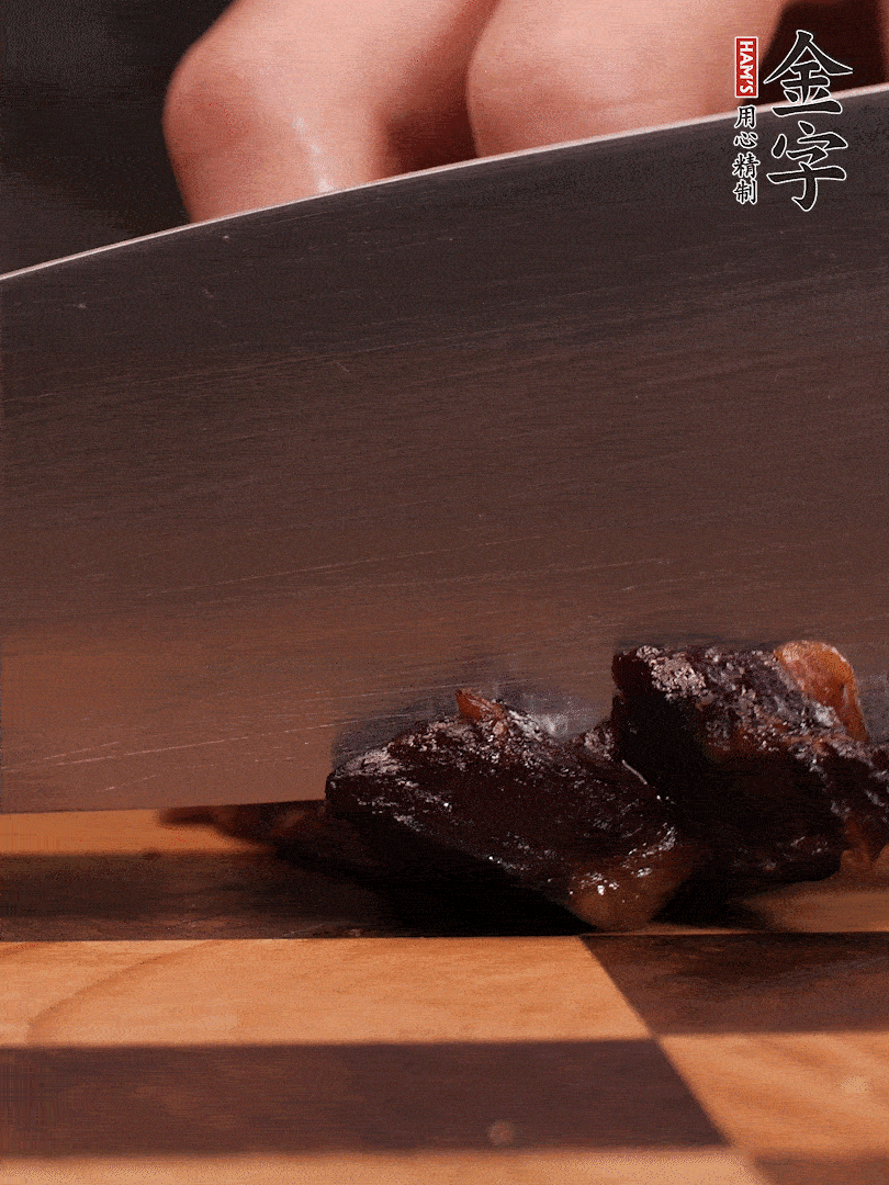 NG大舞台
酱油肉整块放入锅中煮至7成熟，切成小块