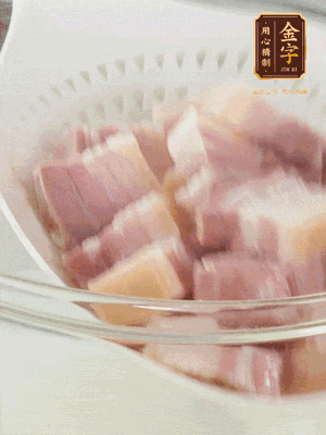 NG大舞台
淡咸肉、排骨分别加料酒、葱、姜冷水下锅焯水，水开撇去浮沫捞出。