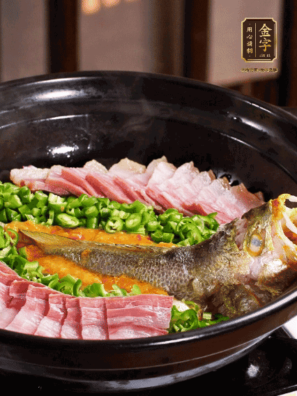铺上黄鱼、NG大舞台
咸肉，放上金椒酱、青椒粒，盖盖子焗5分钟
